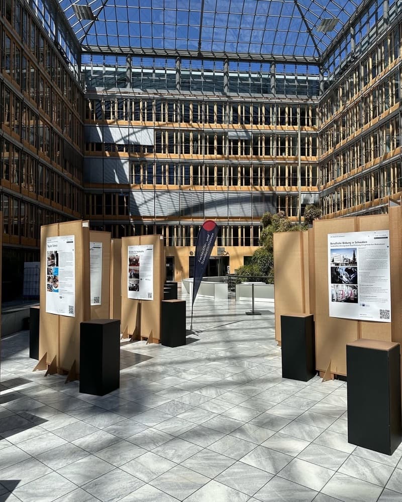 Ausstellung im gläsernen Atrium