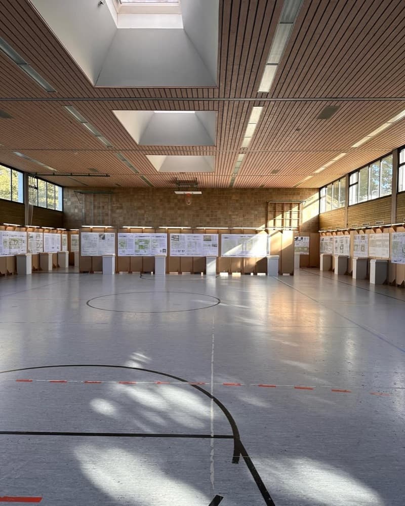 Ausstellungsaufbau in einer Halle