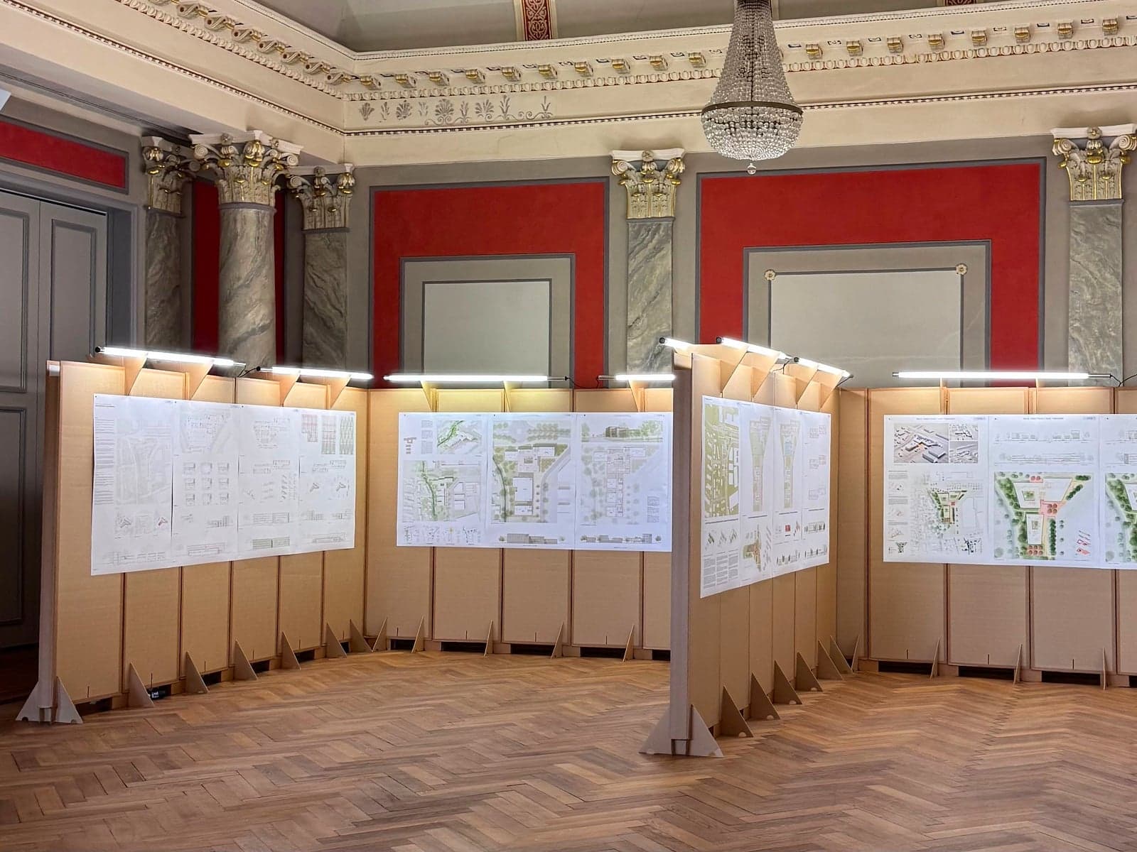 Stellwände im Ballsaal mit Kronleuchter