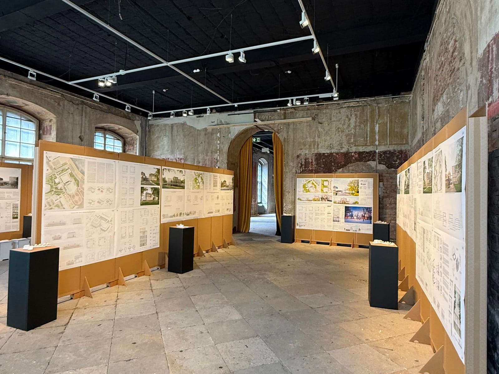 Stellwände in roher Halle mit schwarzer Decke