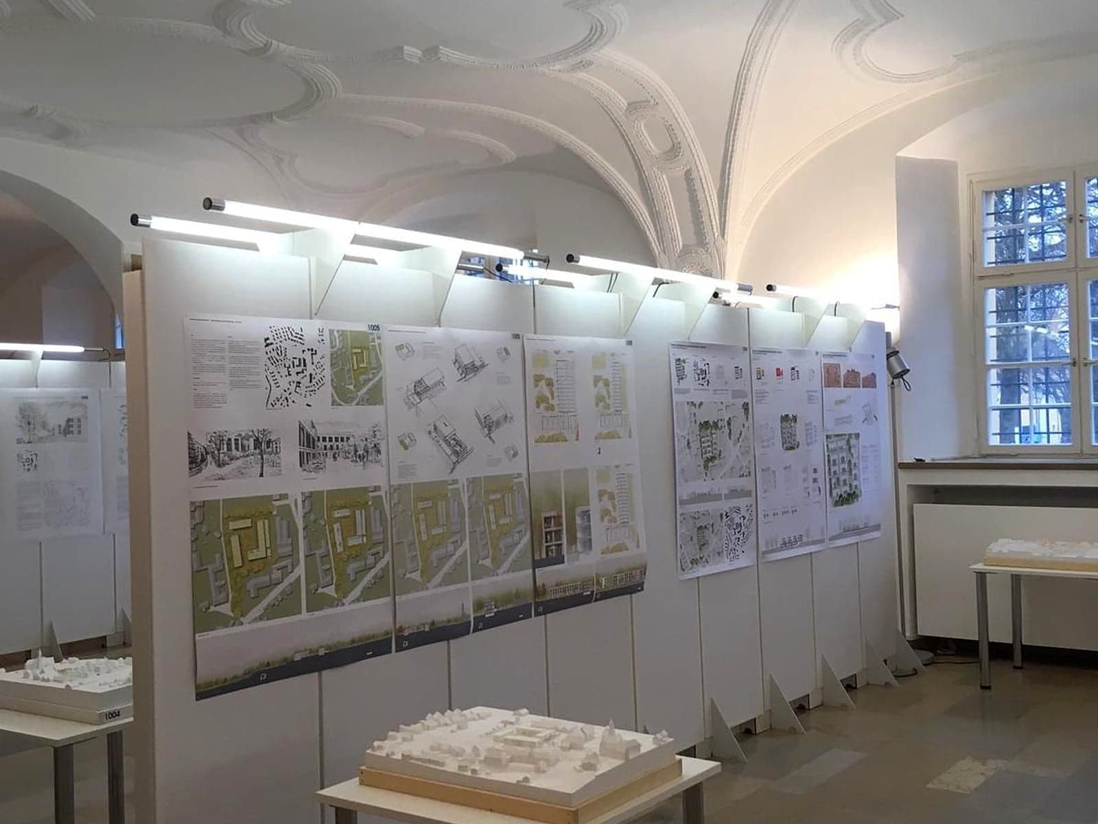 Stellwände mit Beleuchtung und Architekturmodell