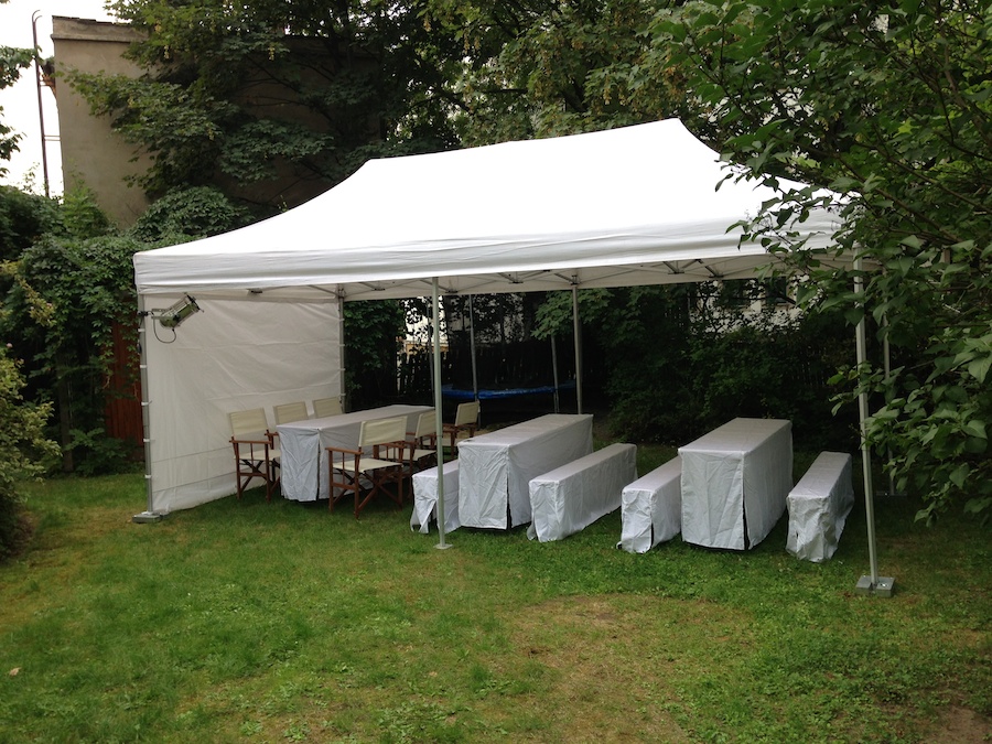 Partyzelt mit Festzeltgarnitur und Hussen