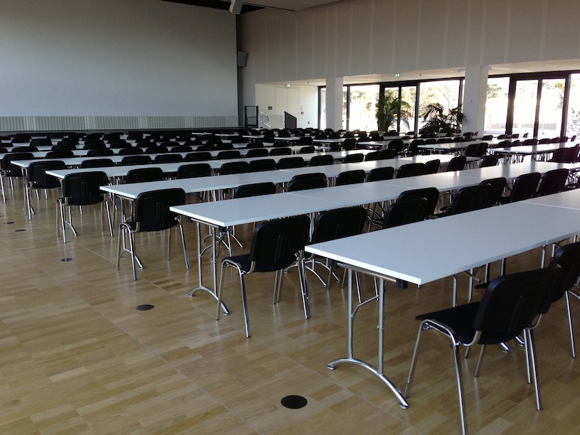 Konferenztische mit Stuehlen.jpg